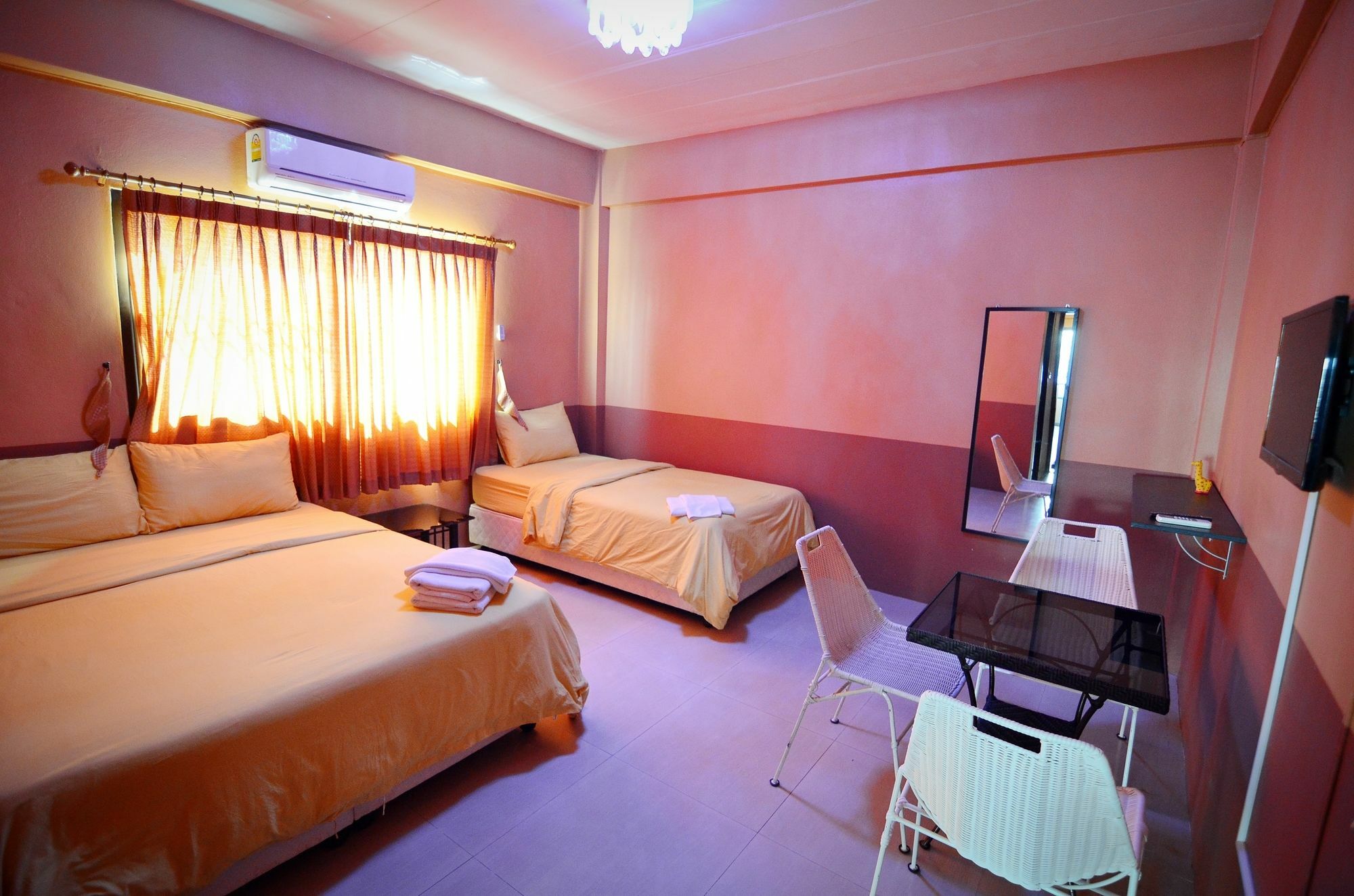 The Famous House - Jomtien Hotel Luaran gambar